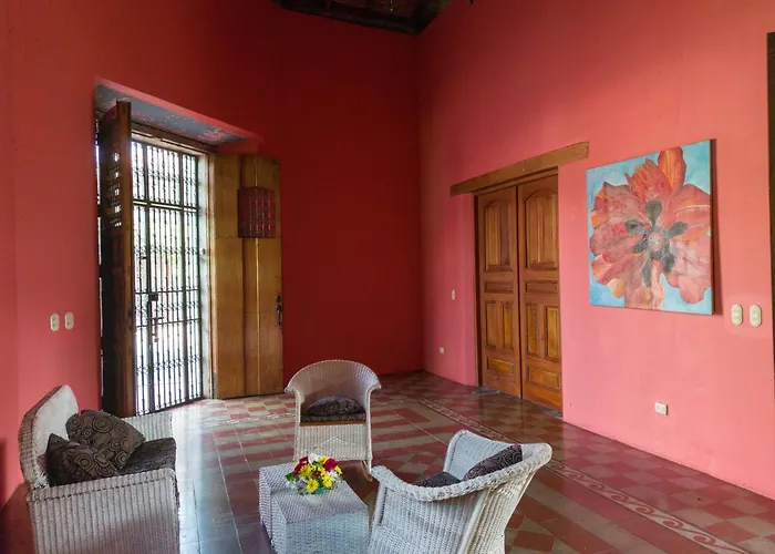 Colonial Charm With Private Pool Steps From Central Plaza