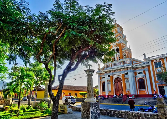 Colonial Charm With Private Pool Steps From Central Plaza