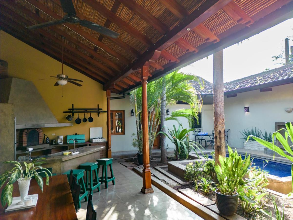 Colonial Charm With Private Pool Steps From Plaza *