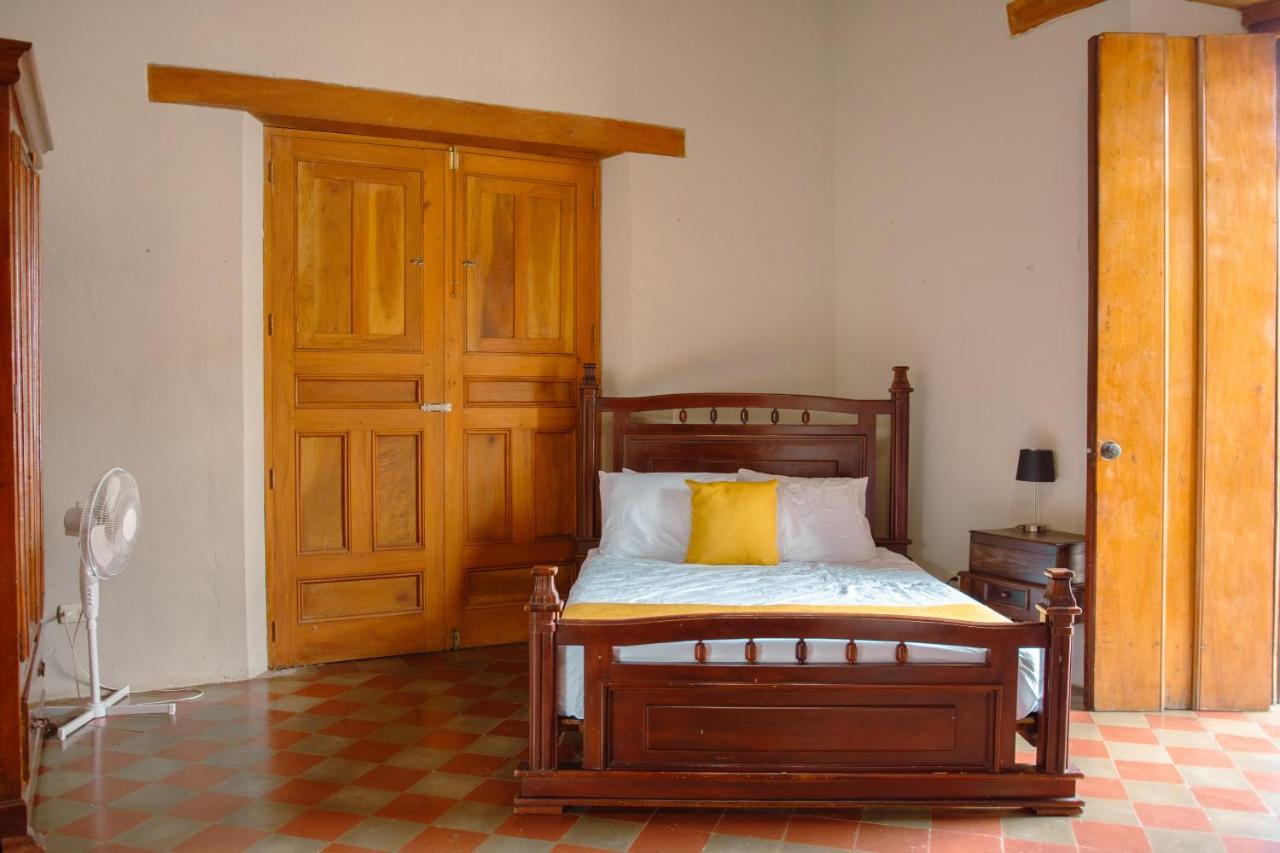 Vakantiehuis Colonial Charm With Private Pool Steps From Plaza *