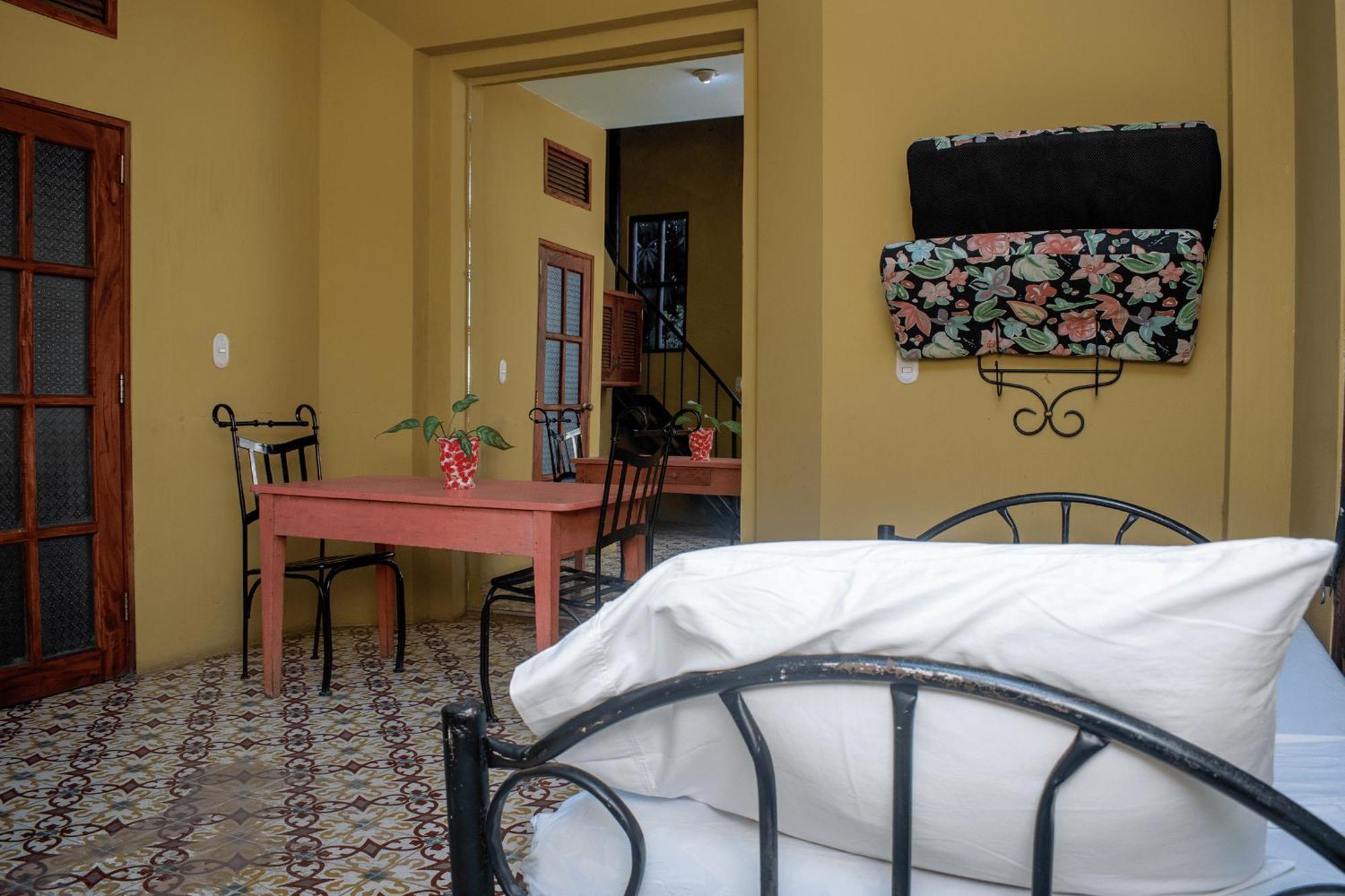Colonial Charm With Private Pool Steps From Plaza Granada