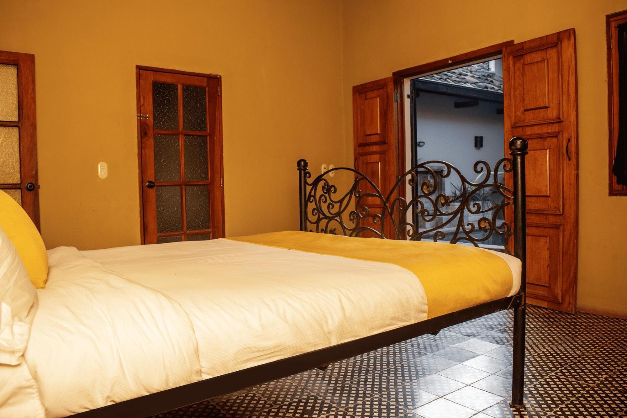 Colonial Charm With Private Pool Steps From Plaza Granada