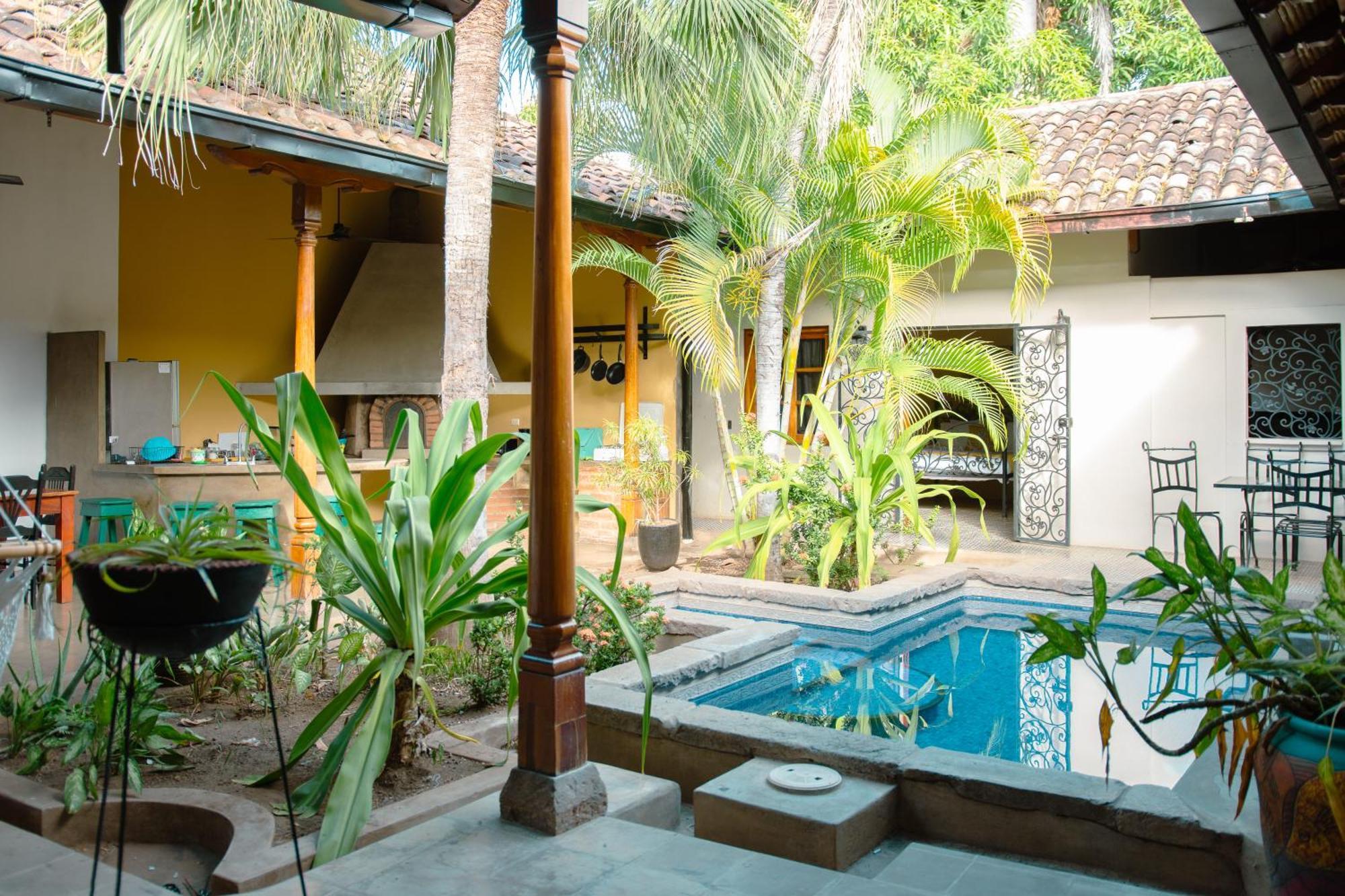 Colonial Charm With Private Pool Steps From Plaza Vakantiehuis