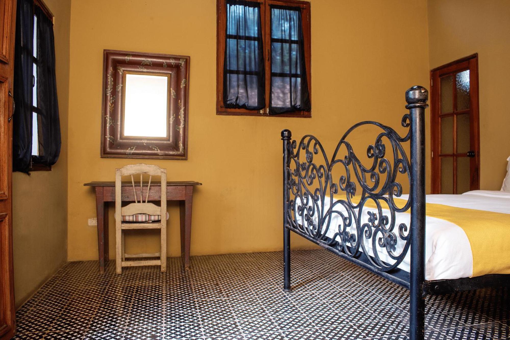 Colonial Charm With Private Pool Steps From Plaza Granada