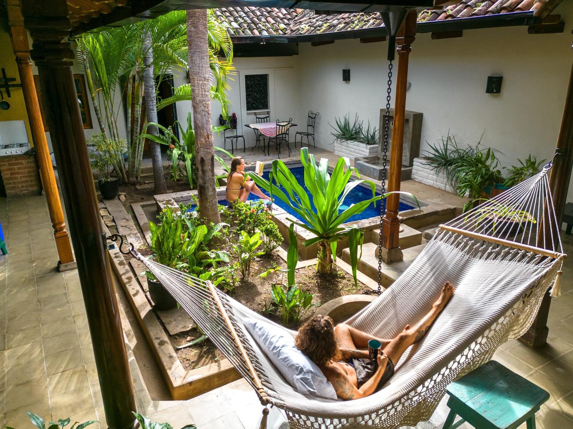 Colonial Charm With Private Pool Steps From Plaza Vakantiehuis